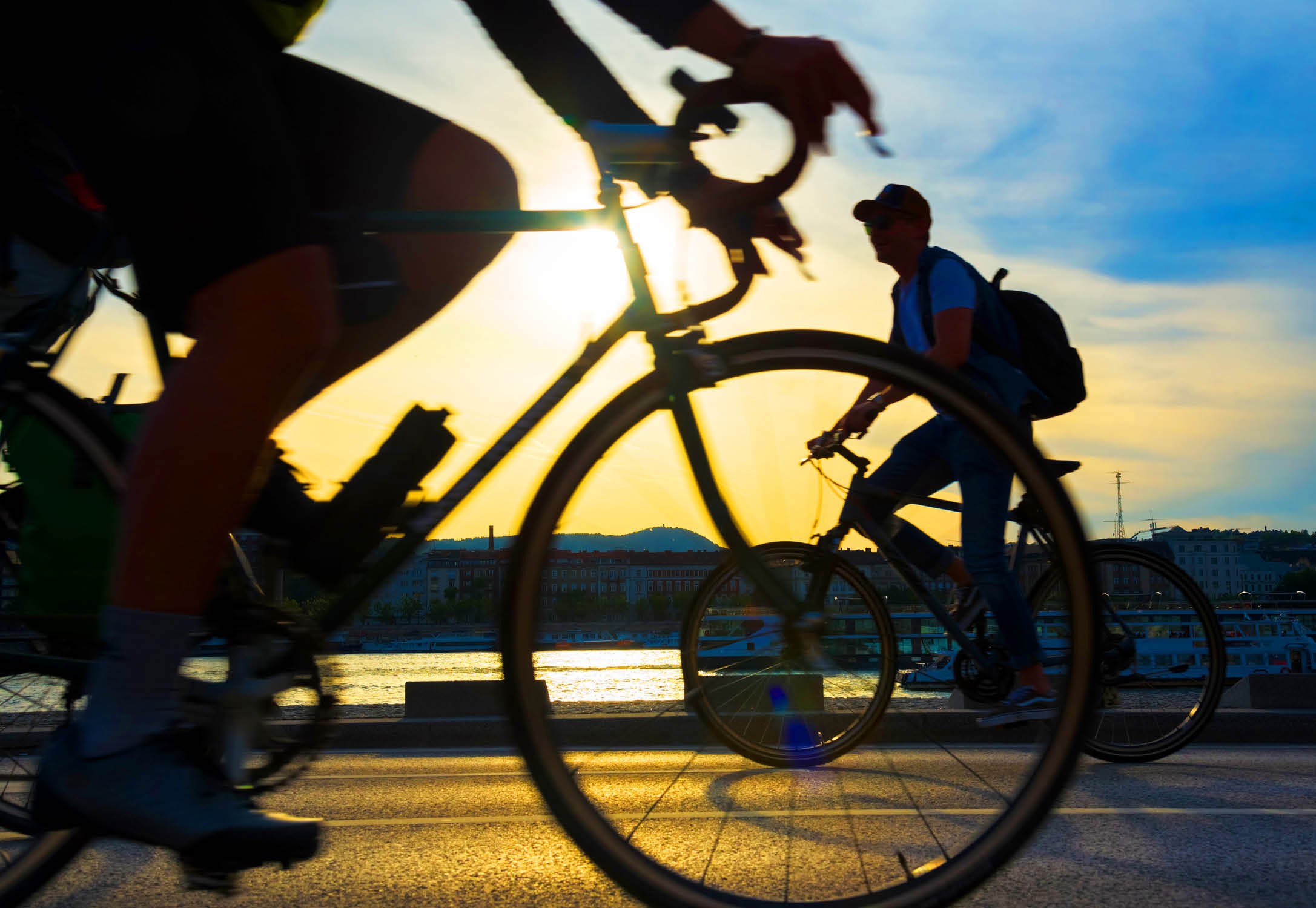 两位“00后”在上海收费教会700人骑自行车