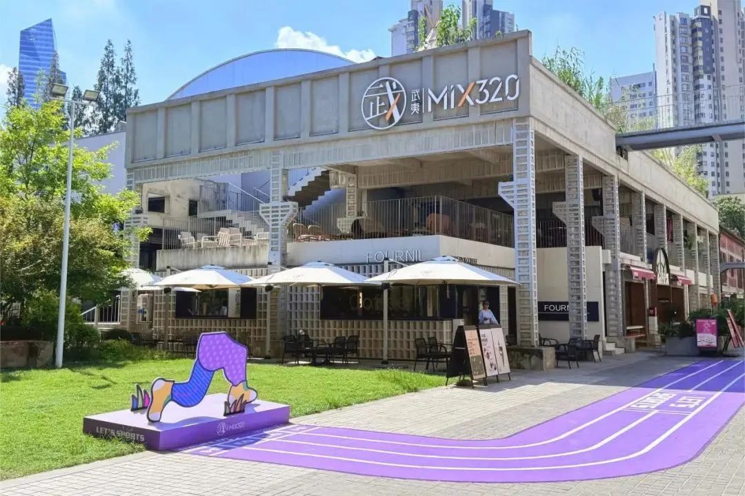 在5楼屋顶花园,市民可在洛克公园体验匹克球,也能在padelx尝