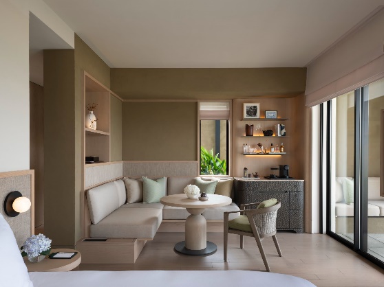 A room with a couch and a table
AI-generated content may be incorrect.