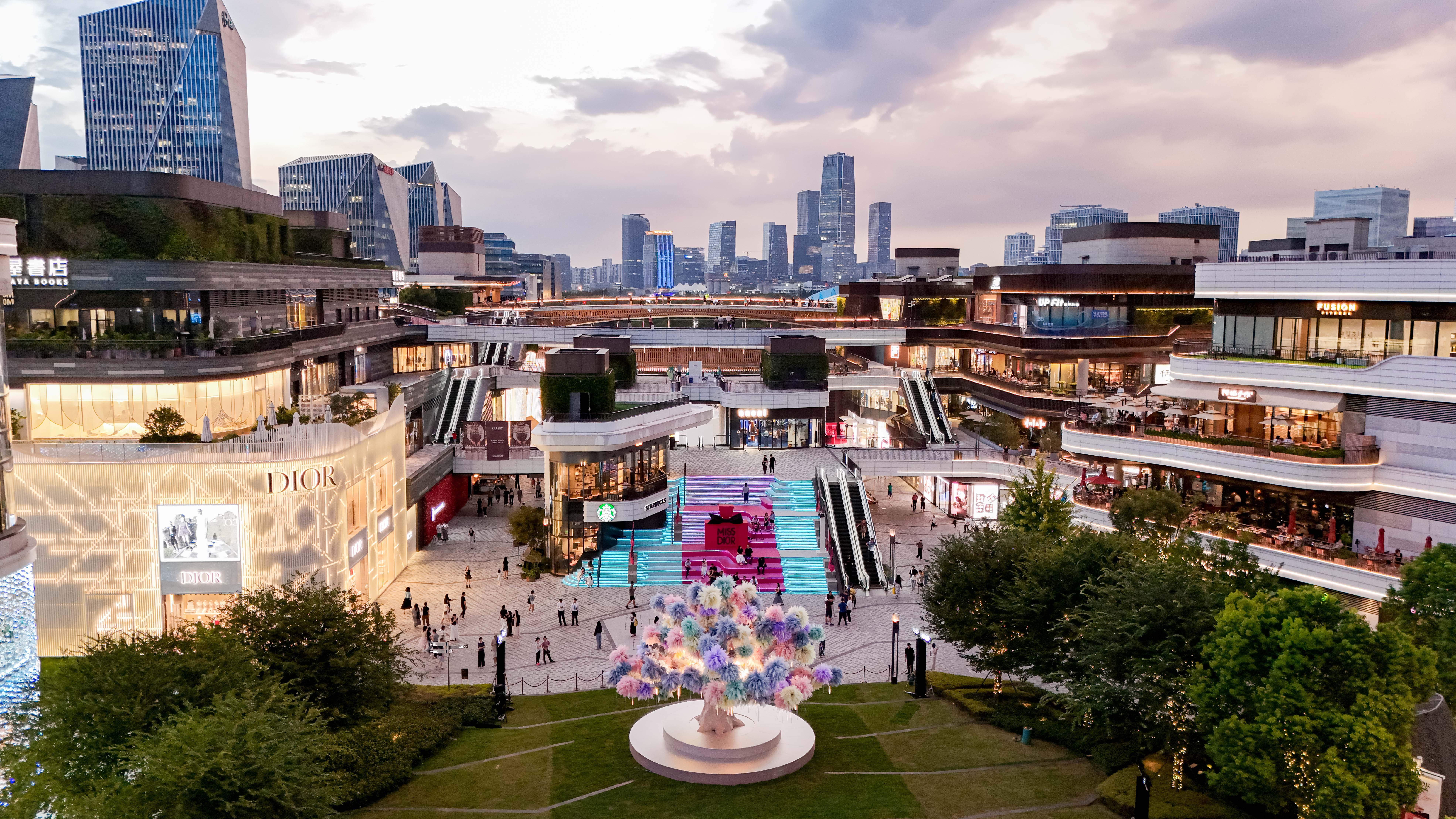 01 前滩太古里于2025年9月26日重磅开启“Let’s Chic Well似锦好生活”四周年活动企划.jpg