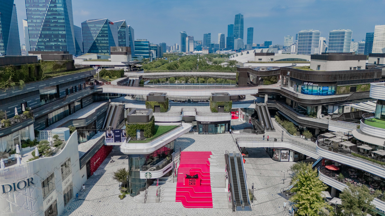 07 前滩太古里联合迪奥品牌于中央公园台阶打造MISS DIOR迪奥小姐快闪活动.png